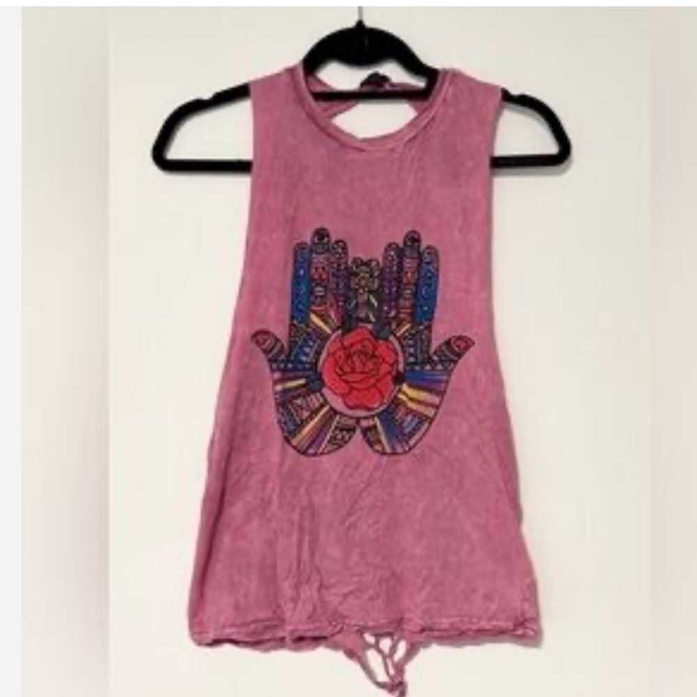 TRULY madly Deeply Rose Graphic Muscle Tee in Pink med
